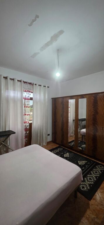 Jepet me qera Shtepi private me oborr tek Blvd i ri