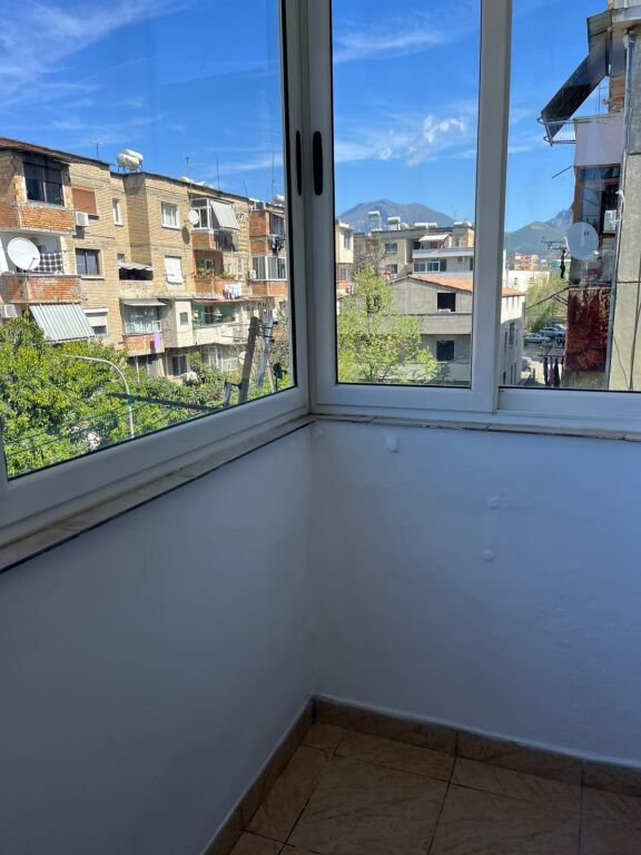 Apartament 1+1 me qira prane Xhamise Xhura!