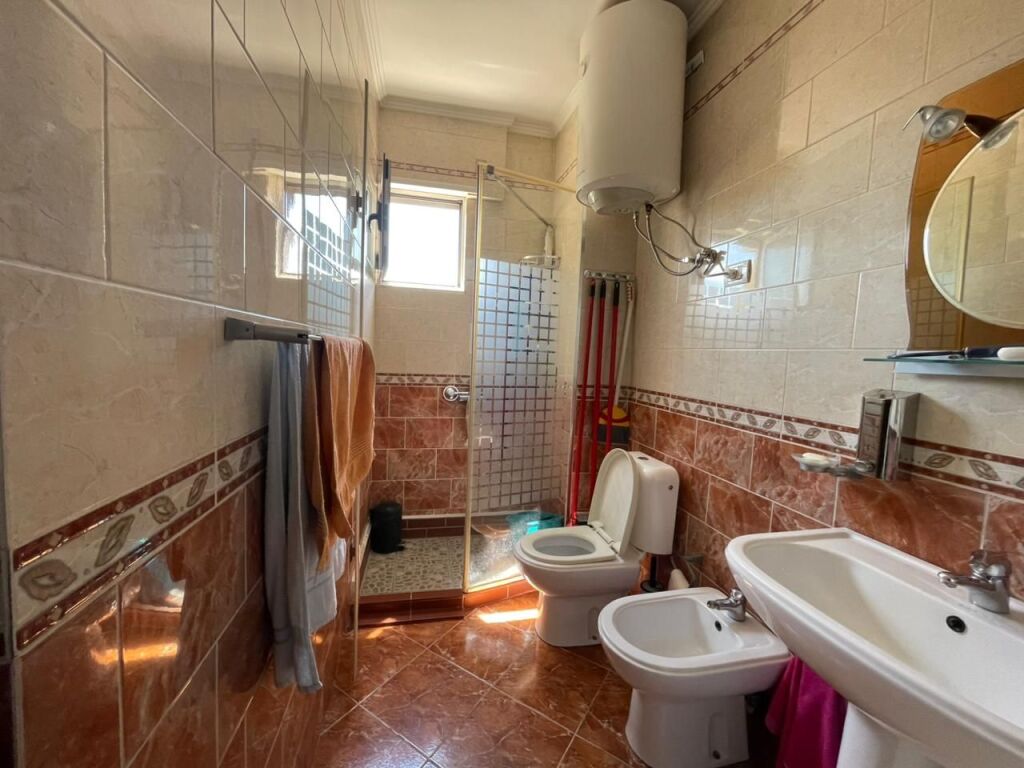 Apartament 2+1 per shitje tek Komuna e Parisit.