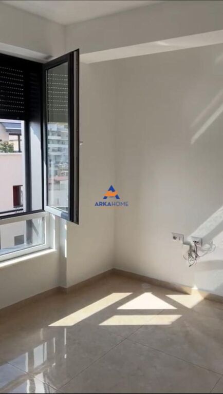 AMBJENT PER ZYRA ME QERA 105 M2 " TREGU CAM " 1100 EURO