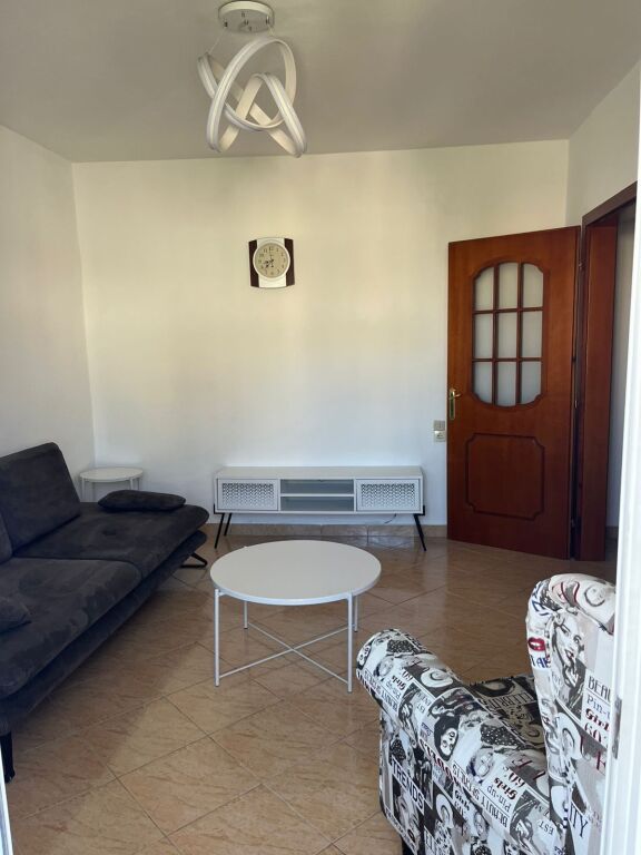 Apartament 1+1 me qira prane Xhamise Xhura!