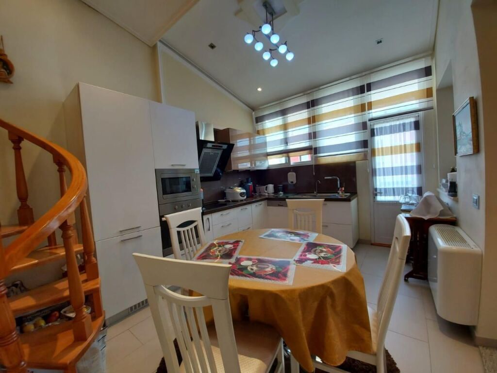 📣 AFFITTO Appartamento 3+1 Con 2 Bagni E 2 Posti Auto 📍 Fresk, Via Teleferiku ✨   🏢 Nuova Costruzione (Con Ascensore)  📐 Superficie Totale 150 m2  🛋️ Arredato Con Condizioni Moderne   💶 Prezzo 700 Euro