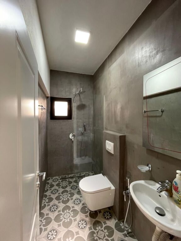 Jepet me qera apartament 1+1+1 Kuzhine e vecante +2 Tualete+ Ballkon- pjese e nje vile perballe Delijorgjit