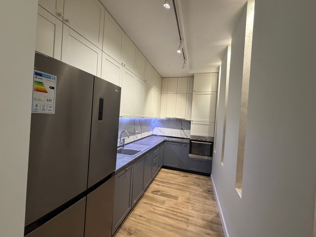 2+1,me parkim+drita uje,rruga peti liq i thate,900 euro