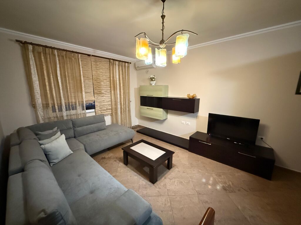 📣 AFFITTO Appartamento 1+1 📍 Vicino al Liceo "Petro Nini Luarasi" ✨   🏢 Nuova Costruzione  🪜 8° Piano (Con Ascensore)  🛋️ Completamente Arredato   💶 Prezzo 60.000 Lek/Mese Non Trattabile