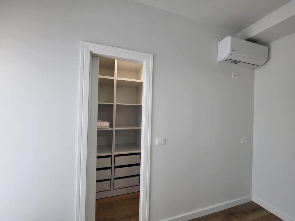 Jepet me qera apartament 1+1+1 Kuzhine e vecante +2 Tualete+ Ballkon- pjese e nje vile perballe Delijorgjit