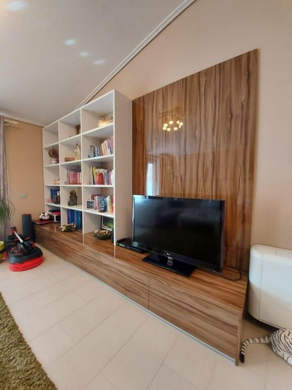 📣 AFFITTO Appartamento 3+1 Con 2 Bagni E 2 Posti Auto 📍 Fresk, Via Teleferiku ✨   🏢 Nuova Costruzione (Con Ascensore)  📐 Superficie Totale 150 m2  🛋️ Arredato Con Condizioni Moderne   💶 Prezzo 700 Euro