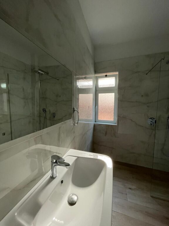 Jepet me qera apartament 1+1+1 Kuzhine e vecante +2 Tualete+ Ballkon- pjese e nje vile perballe Delijorgjit