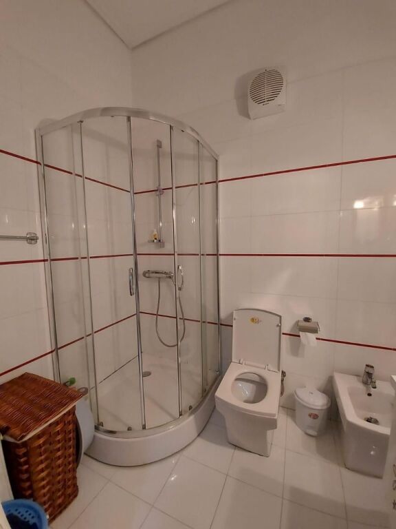 📣 AFFITTO Appartamento 3+1 Con 2 Bagni E 2 Posti Auto 📍 Fresk, Via Teleferiku ✨   🏢 Nuova Costruzione (Con Ascensore)  📐 Superficie Totale 150 m2  🛋️ Arredato Con Condizioni Moderne   💶 Prezzo 700 Euro