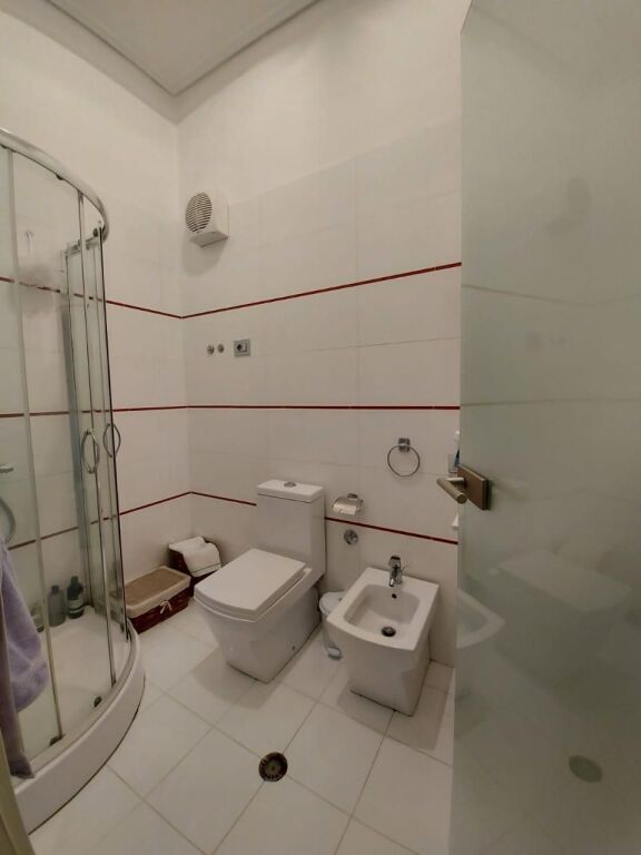 📣 AFFITTO Appartamento 3+1 Con 2 Bagni E 2 Posti Auto 📍 Fresk, Via Teleferiku ✨   🏢 Nuova Costruzione (Con Ascensore)  📐 Superficie Totale 150 m2  🛋️ Arredato Con Condizioni Moderne   💶 Prezzo 700 Euro