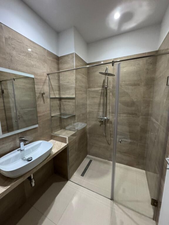 🏡 Appartamento 2+1 in affitto 📍 Complesso Delijorgji  🏢 7° piano (con ascensore) 🛋️ Completamente arredato  🚗 Opzione parcheggio  💶 Prezzo: • 120.000 lek/mese con parcheggio • 110.000 lek/mese senza parcheggio  