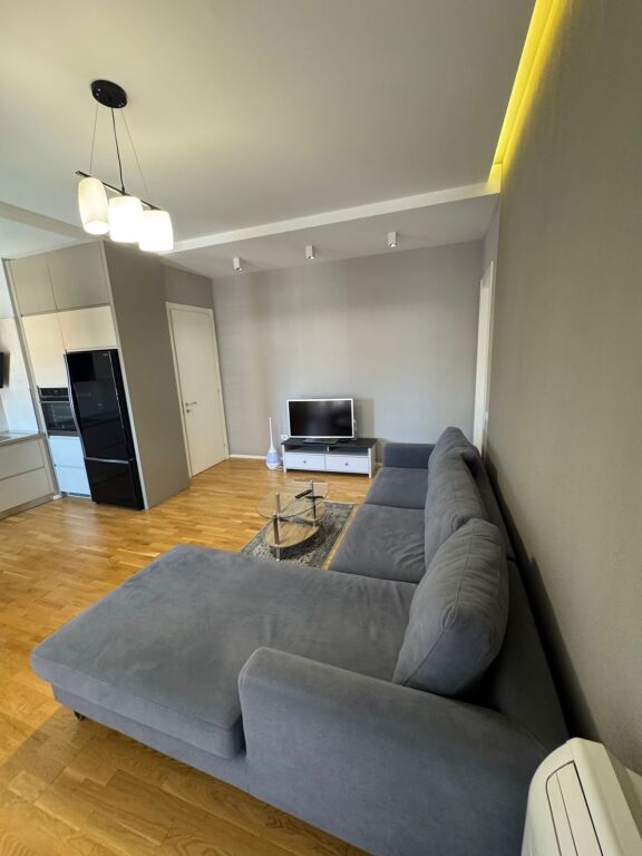 🏡 Appartamento 2+1 in affitto 📍 Complesso Delijorgji  🏢 7° piano (con ascensore) 🛋️ Completamente arredato  🚗 Opzione parcheggio  💶 Prezzo: • 120.000 lek/mese con parcheggio • 110.000 lek/mese senza parcheggio  