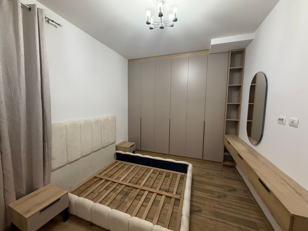 2+1,me parkim+drita uje,rruga peti liq i thate,900 euro