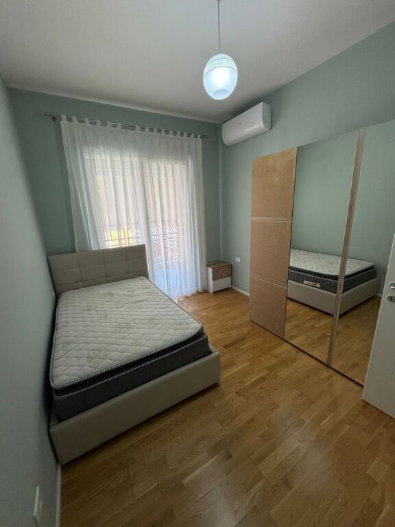 🏡 Appartamento 2+1 in affitto 📍 Complesso Delijorgji  🏢 7° piano (con ascensore) 🛋️ Completamente arredato  🚗 Opzione parcheggio  💶 Prezzo: • 120.000 lek/mese con parcheggio • 110.000 lek/mese senza parcheggio  
