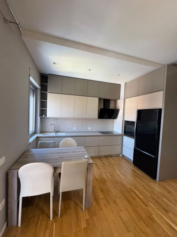 🏡 Appartamento 2+1 in affitto 📍 Complesso Delijorgji  🏢 7° piano (con ascensore) 🛋️ Completamente arredato  🚗 Opzione parcheggio  💶 Prezzo: • 120.000 lek/mese con parcheggio • 110.000 lek/mese senza parcheggio  