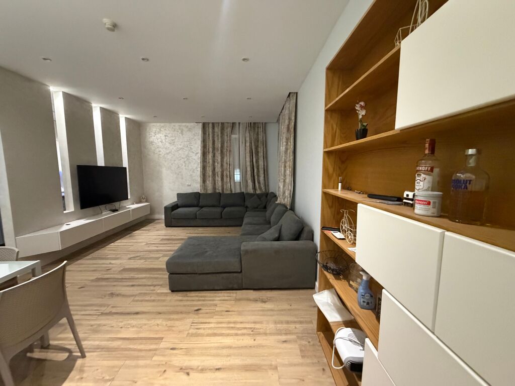 2+1,me parkim+drita uje,rruga peti liq i thate,900 euro