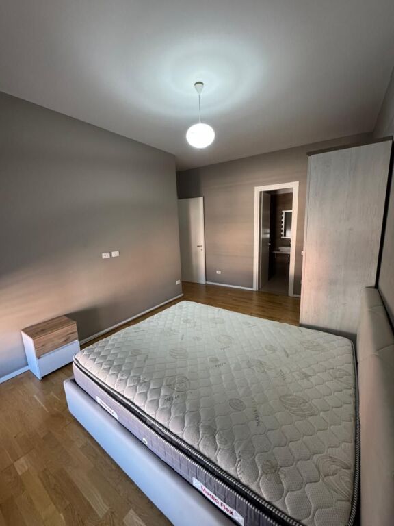 🏡 Appartamento 2+1 in affitto 📍 Complesso Delijorgji  🏢 7° piano (con ascensore) 🛋️ Completamente arredato  🚗 Opzione parcheggio  💶 Prezzo: • 120.000 lek/mese con parcheggio • 110.000 lek/mese senza parcheggio  