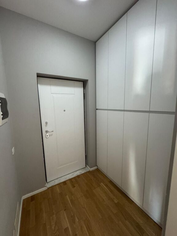 🏡 Appartamento 2+1 in affitto 📍 Complesso Delijorgji  🏢 7° piano (con ascensore) 🛋️ Completamente arredato  🚗 Opzione parcheggio  💶 Prezzo: • 120.000 lek/mese con parcheggio • 110.000 lek/mese senza parcheggio  