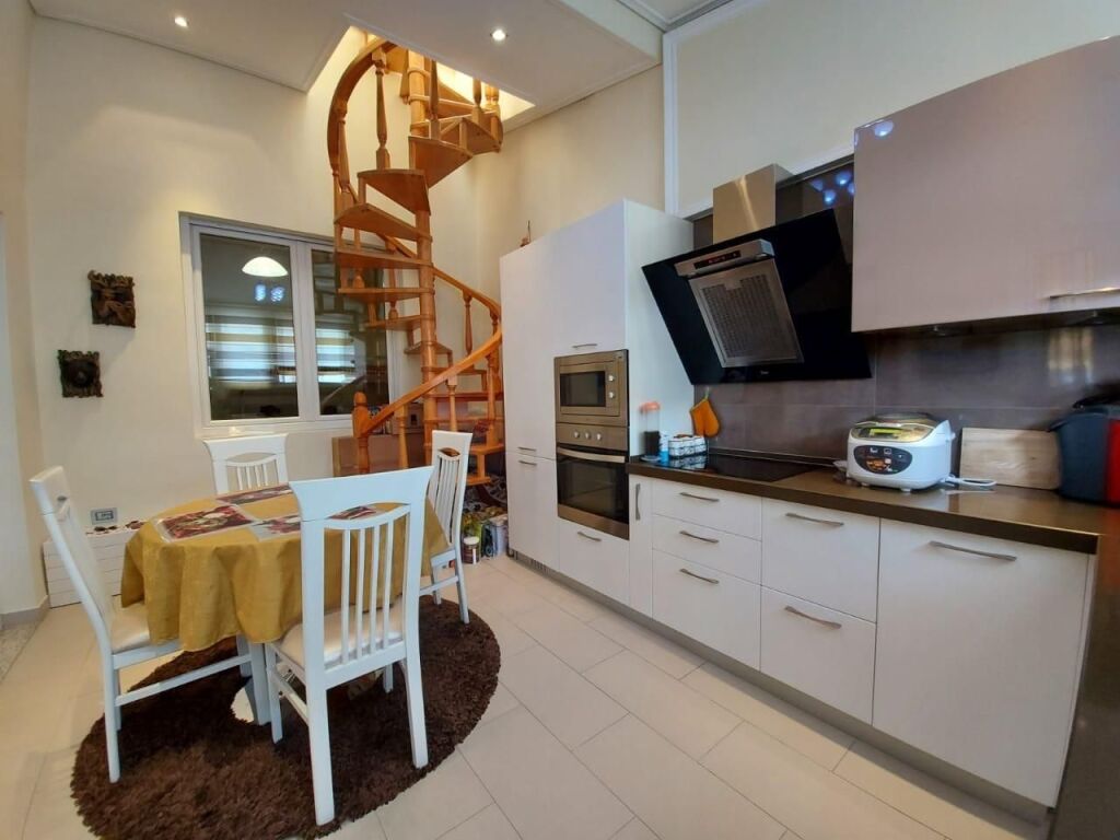 📣 AFFITTO Appartamento 3+1 Con 2 Bagni E 2 Posti Auto 📍 Fresk, Via Teleferiku ✨   🏢 Nuova Costruzione (Con Ascensore)  📐 Superficie Totale 150 m2  🛋️ Arredato Con Condizioni Moderne   💶 Prezzo 700 Euro