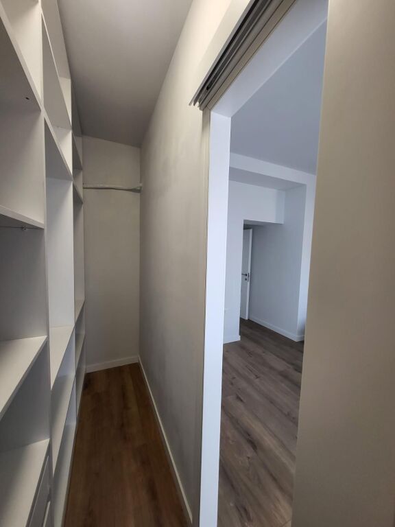 Jepet me qera apartament 1+1+1 Kuzhine e vecante +2 Tualete+ Ballkon- pjese e nje vile perballe Delijorgjit