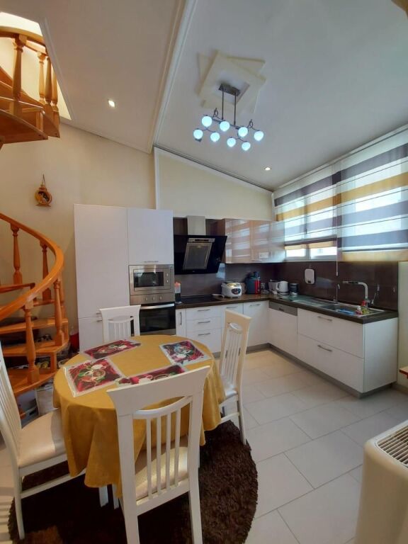 📣 AFFITTO Appartamento 3+1 Con 2 Bagni E 2 Posti Auto 📍 Fresk, Via Teleferiku ✨   🏢 Nuova Costruzione (Con Ascensore)  📐 Superficie Totale 150 m2  🛋️ Arredato Con Condizioni Moderne   💶 Prezzo 700 Euro