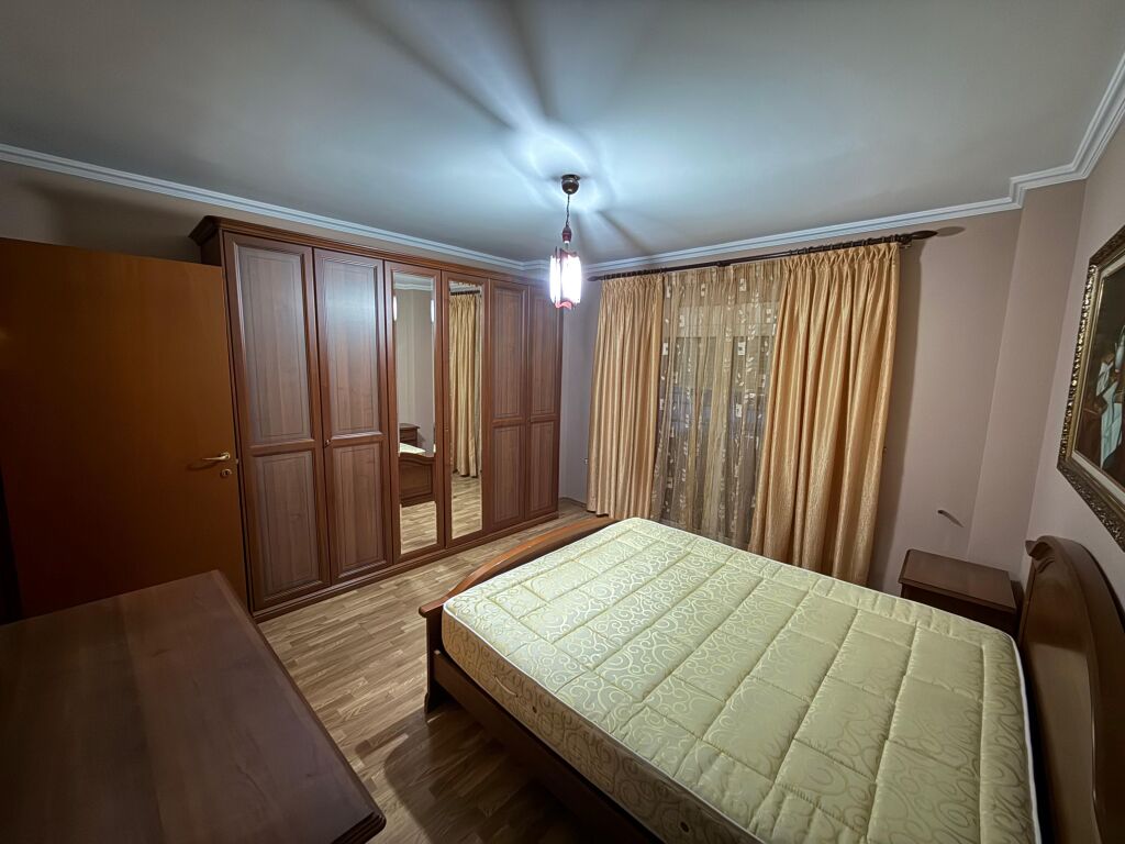 📣 AFFITTO Appartamento 1+1 📍 Vicino al Liceo "Petro Nini Luarasi" ✨   🏢 Nuova Costruzione  🪜 8° Piano (Con Ascensore)  🛋️ Completamente Arredato   💶 Prezzo 60.000 Lek/Mese Non Trattabile