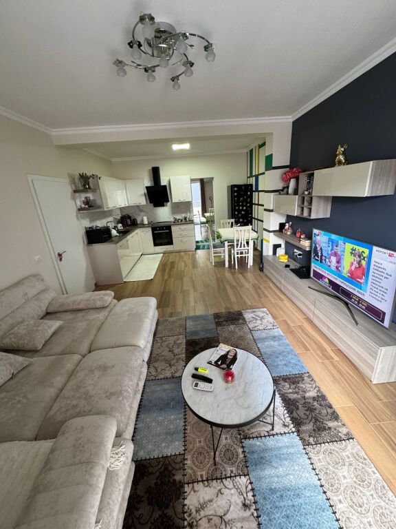 📣 AFFITTO Appartamento 2+1 📍 Kinostudio, Vicino alla Stazione di Polizia ✨   🏢 Nuova Costruzione (Con Ascensore)  🛋️ Arredato Con Condizioni Moderne   💶 Prezzo 700 Euro