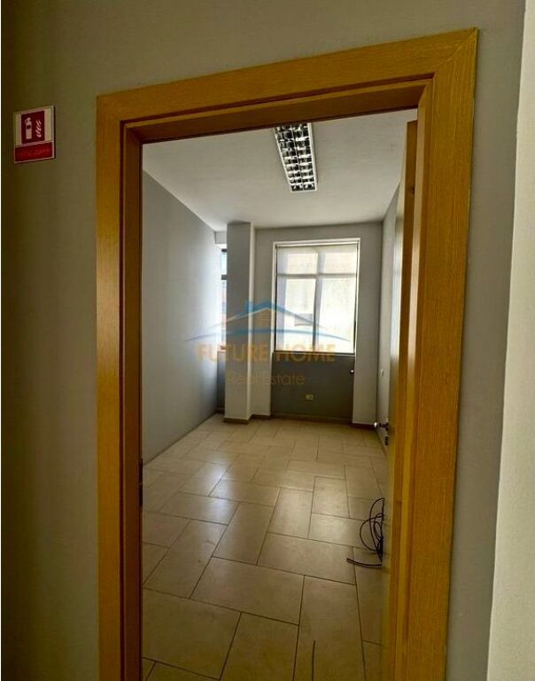 🏢 Super Business Premises 350 m^2 for Rent – Elbasan Street! 🇺🇸