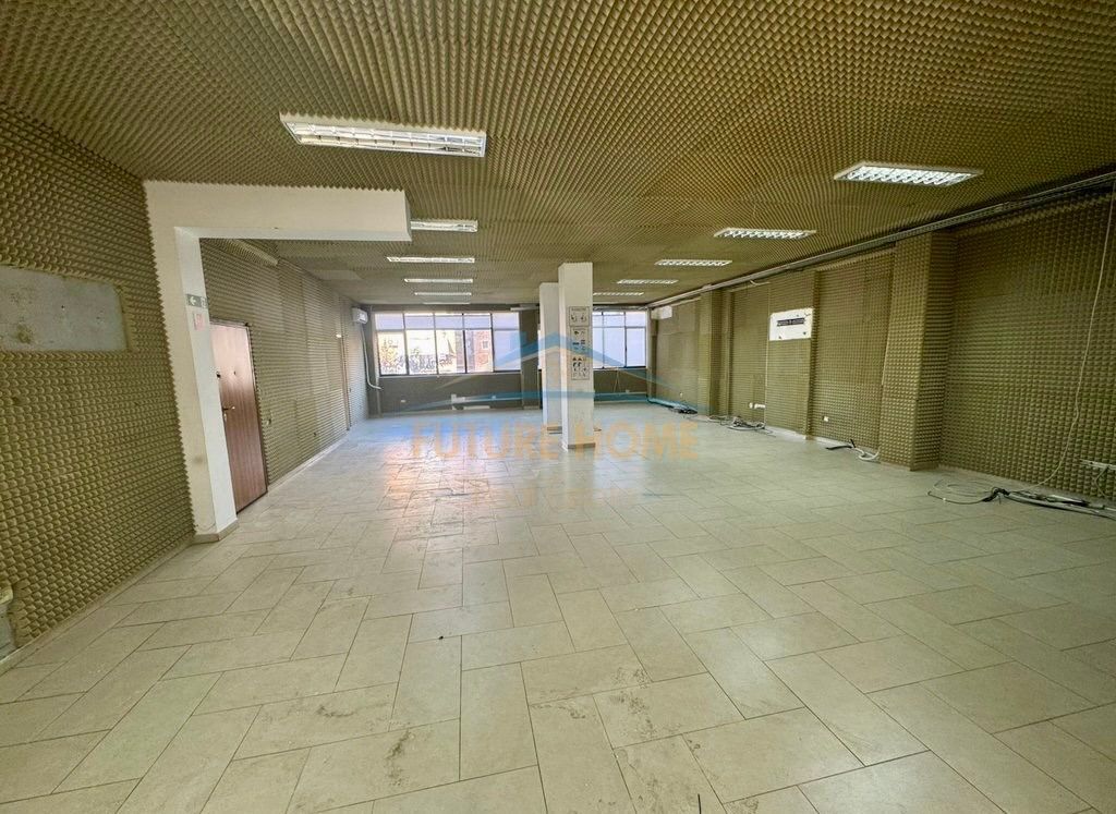 🏢 Super Business Premises 350 m^2 for Rent – Elbasan Street! 🇺🇸