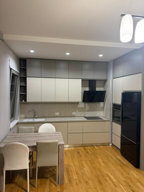 🏡 Appartamento 2+1 in affitto 📍 Complesso Delijorgji  🏢 7° piano (con ascensore) 🛋️ Completamente arredato  🚗 Opzione parcheggio  💶 Prezzo: • 120.000 lek/mese con parcheggio • 110.000 lek/mese senza parcheggio  