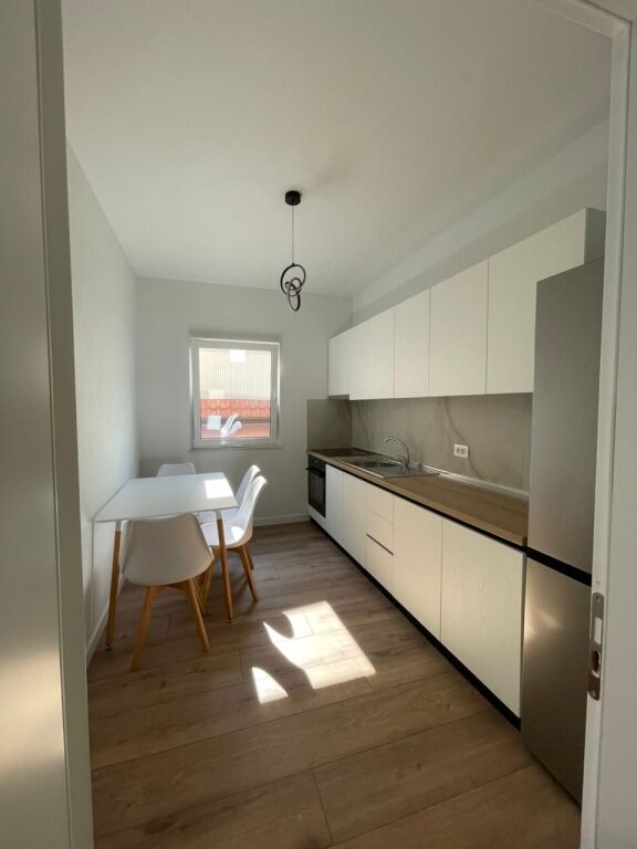 Jepet me qera apartament 1+1+1 Kuzhine e vecante +2 Tualete+ Ballkon- pjese e nje vile perballe Delijorgjit