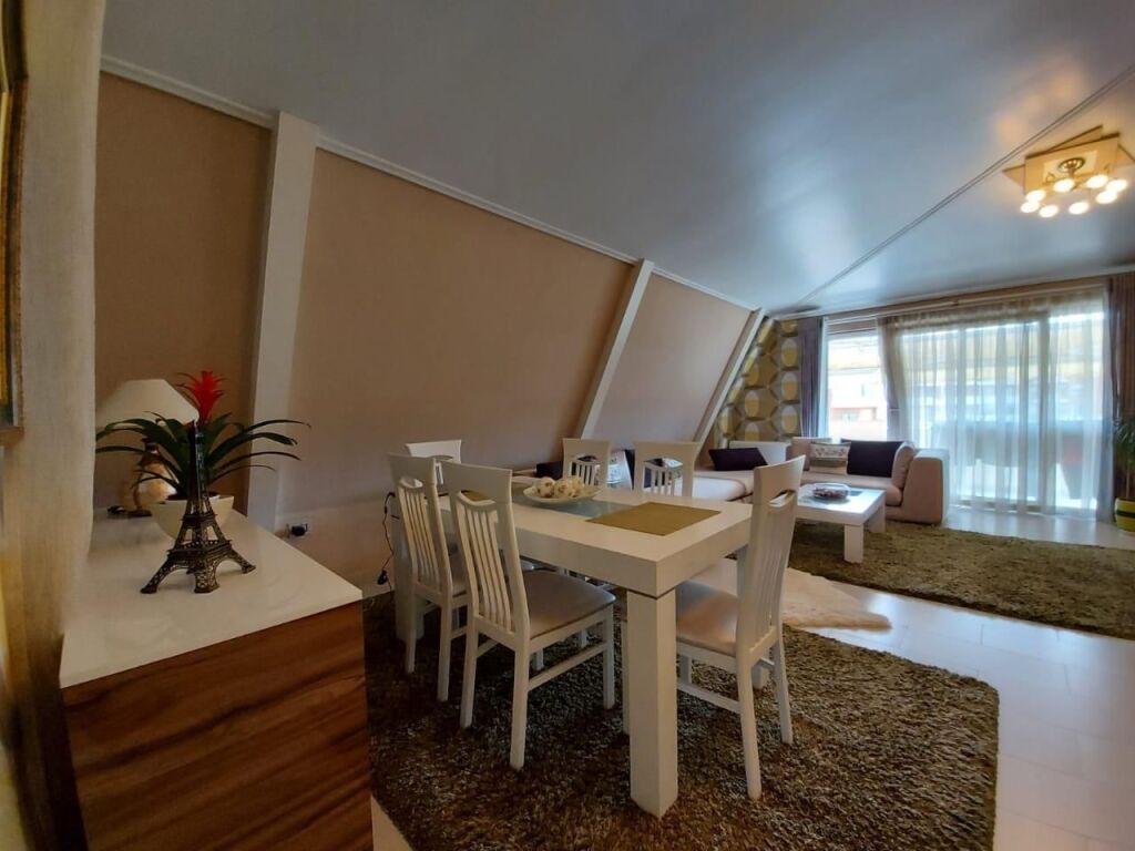 📣 AFFITTO Appartamento 3+1 Con 2 Bagni E 2 Posti Auto 📍 Fresk, Via Teleferiku ✨   🏢 Nuova Costruzione (Con Ascensore)  📐 Superficie Totale 150 m2  🛋️ Arredato Con Condizioni Moderne   💶 Prezzo 700 Euro