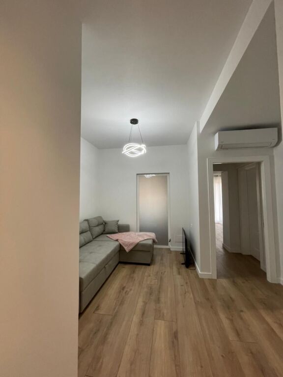 Jepet me qera apartament 1+1+1 Kuzhine e vecante +2 Tualete+ Ballkon- pjese e nje vile perballe Delijorgjit