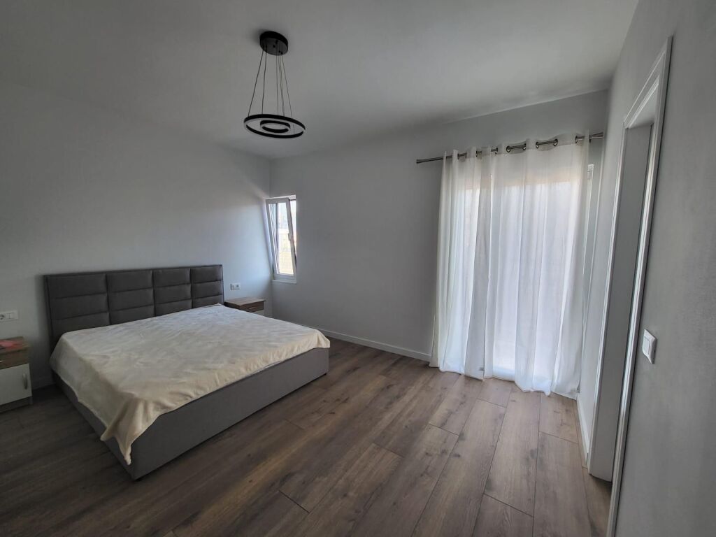 Jepet me qera apartament 1+1+1 Kuzhine e vecante +2 Tualete+ Ballkon- pjese e nje vile perballe Delijorgjit