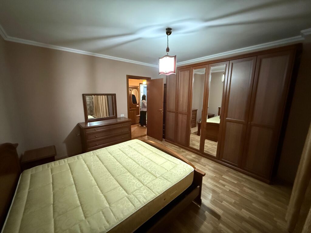 📣 AFFITTO Appartamento 1+1 📍 Vicino al Liceo "Petro Nini Luarasi" ✨   🏢 Nuova Costruzione  🪜 8° Piano (Con Ascensore)  🛋️ Completamente Arredato   💶 Prezzo 60.000 Lek/Mese Non Trattabile