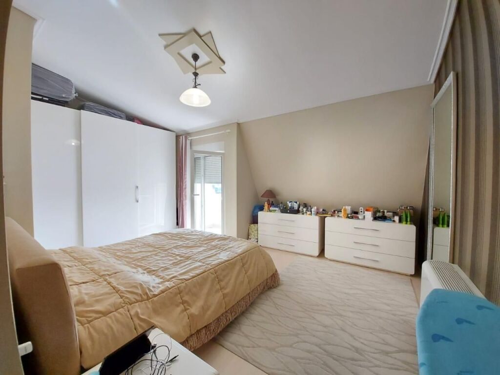 📣 AFFITTO Appartamento 3+1 Con 2 Bagni E 2 Posti Auto 📍 Fresk, Via Teleferiku ✨   🏢 Nuova Costruzione (Con Ascensore)  📐 Superficie Totale 150 m2  🛋️ Arredato Con Condizioni Moderne   💶 Prezzo 700 Euro