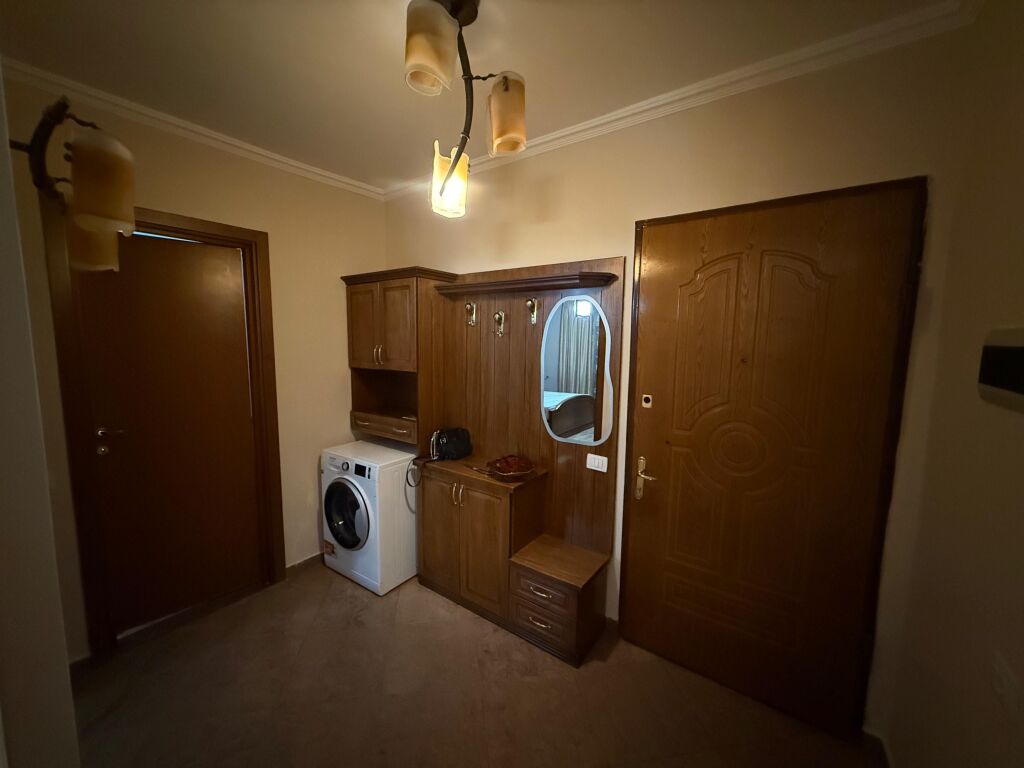 📣 AFFITTO Appartamento 1+1 📍 Vicino al Liceo "Petro Nini Luarasi" ✨   🏢 Nuova Costruzione  🪜 8° Piano (Con Ascensore)  🛋️ Completamente Arredato   💶 Prezzo 60.000 Lek/Mese Non Trattabile