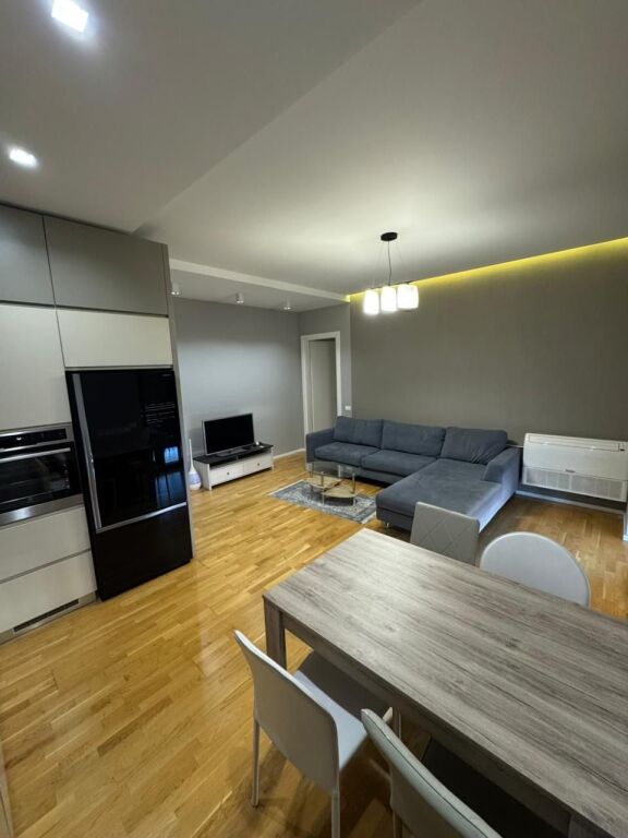 🏡 Appartamento 2+1 in affitto 📍 Complesso Delijorgji  🏢 7° piano (con ascensore) 🛋️ Completamente arredato  🚗 Opzione parcheggio  💶 Prezzo: • 120.000 lek/mese con parcheggio • 110.000 lek/mese senza parcheggio  