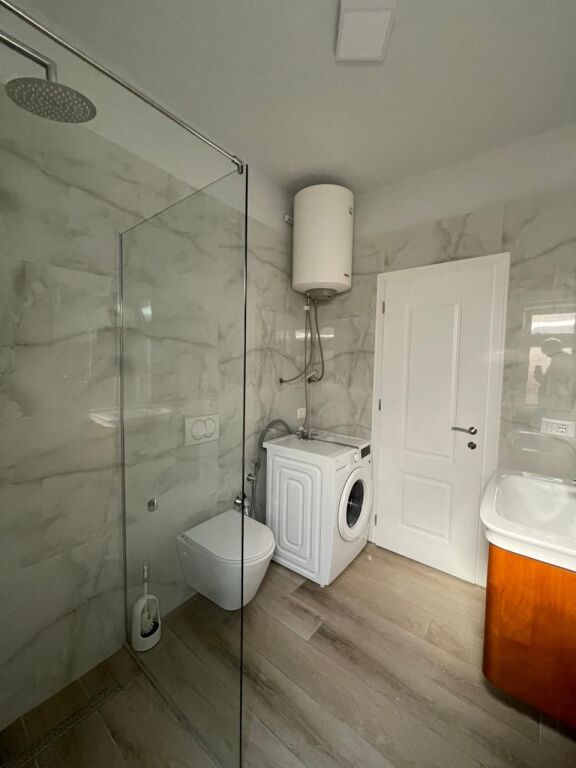 Jepet me qera apartament 1+1+1 Kuzhine e vecante +2 Tualete+ Ballkon- pjese e nje vile perballe Delijorgjit