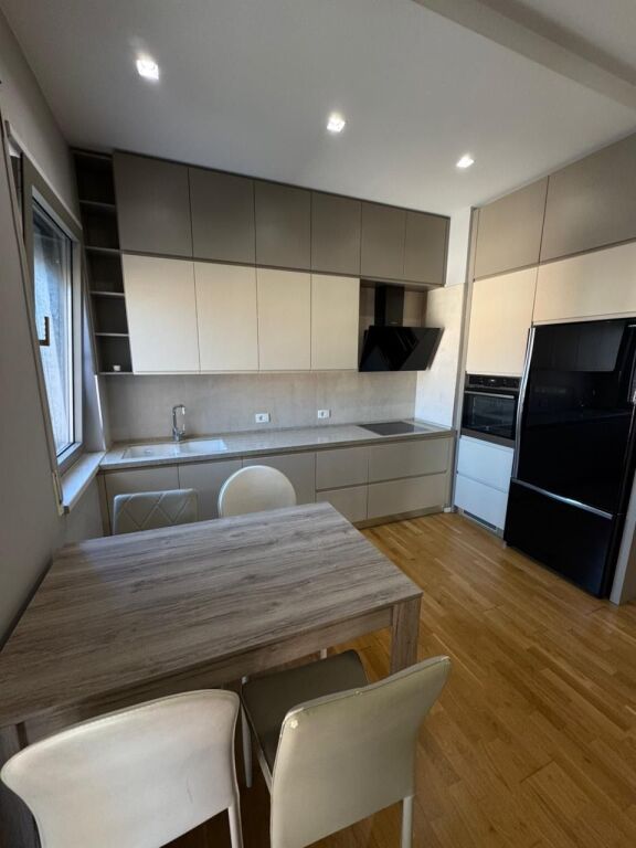 🏡 Appartamento 2+1 in affitto 📍 Complesso Delijorgji  🏢 7° piano (con ascensore) 🛋️ Completamente arredato  🚗 Opzione parcheggio  💶 Prezzo: • 120.000 lek/mese con parcheggio • 110.000 lek/mese senza parcheggio  