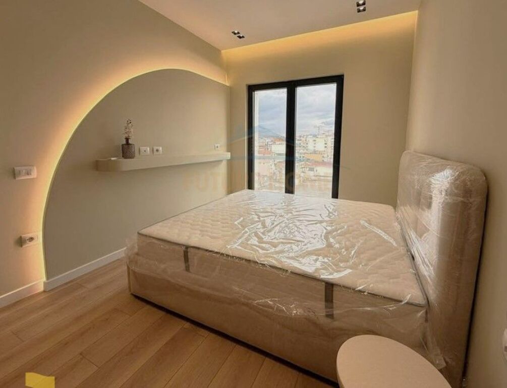 Shitet, Apartament 1+1, Rruga e Barrikadave, Tiranë. 215,000 €