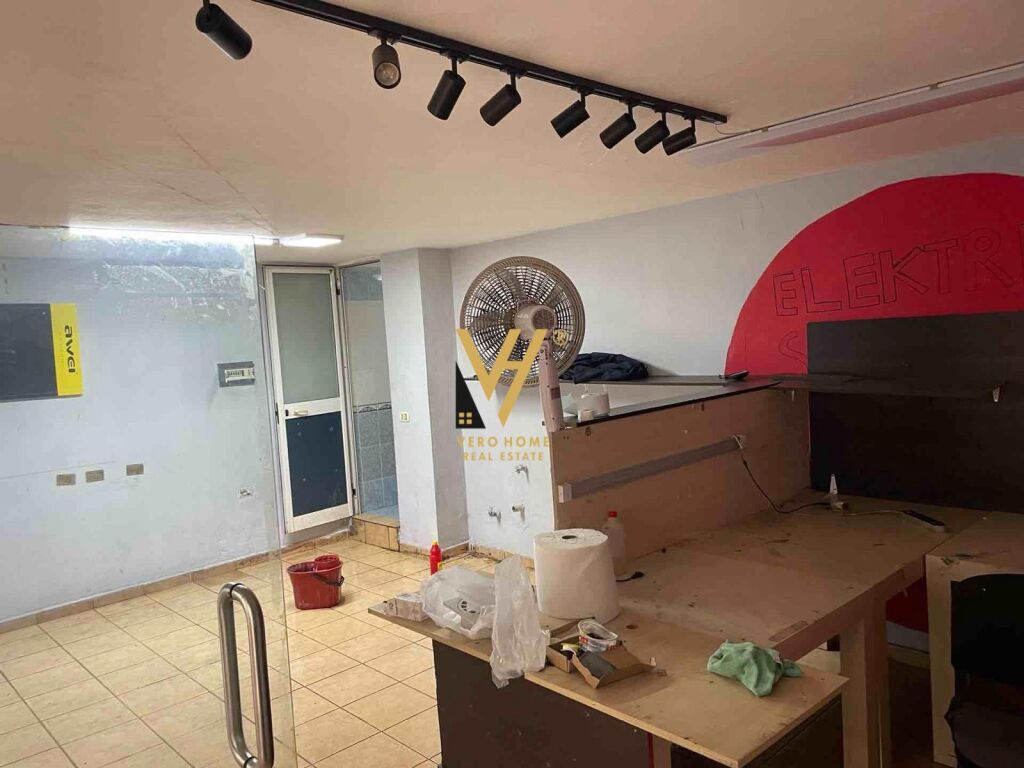 JEPET ZYRE 45 M2 ME QERA TE RRUGA E DIBRES 30.000 LEKE