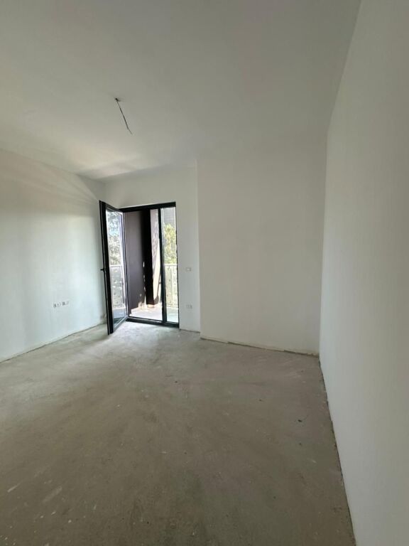 Shitet Apartament 1+1