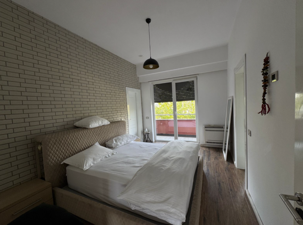 🏡 SHITET APARTAMENT LUKSOZ 2+1+2 – PRANË LIQENIT ARTIFICIAL, RR. “SAMI FRASHËRI”