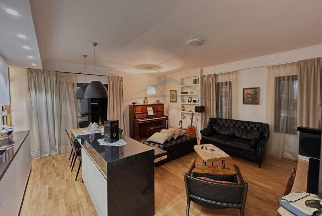 Shitet, Apartament 2+1+2, Rruga e Barrikadave, Tirane 350,000 €