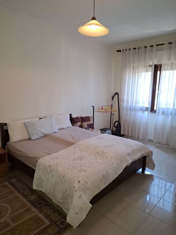 1+1,i mobiluar komune e parisit te lulishtja,550 mije leke