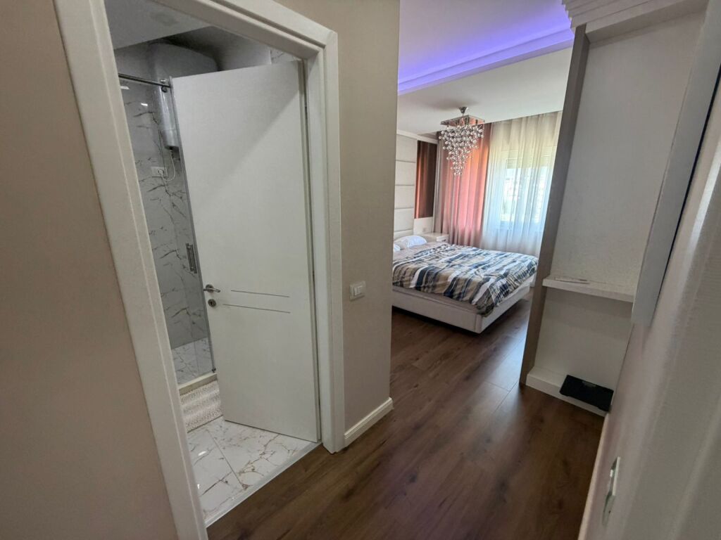 Shitet apartament tek Liqeni i Thate