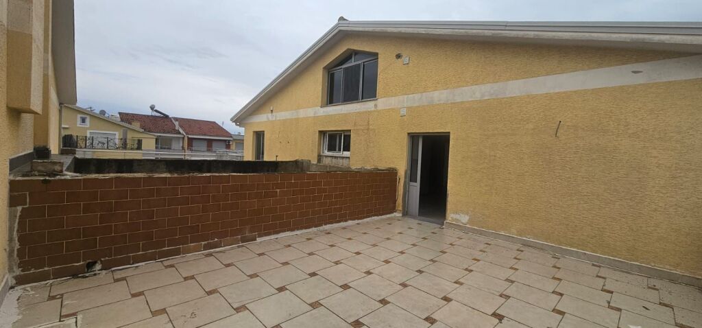 SHITET APARTAMENT 3+1 ME PISHINE PLAZH DURRES