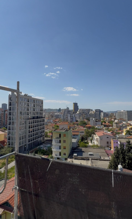 🏡 SHITET APARTAMENT 3+1 ME VERANDË – RRUGA E DIBRËS (PRANË MEDRESESË)