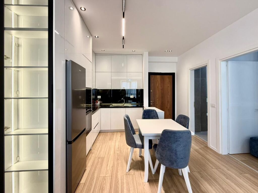 Jepet me qita 1+1 plus post parkimi ,Astir